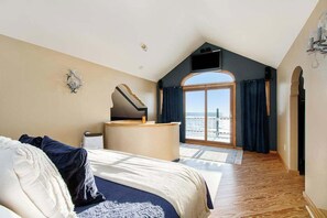 7 bedrooms, WiFi, bed sheets - Picturesque Home on Lake Michigan w/ patios, gas grill & WIFI (Coloma)