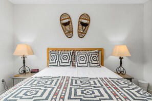 5 bedrooms, iron/ironing board, WiFi, bed sheets - Four-season retreat with fireplace, firepit, grill, WiFi & central AC (Thompsonville)
