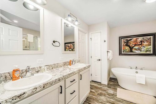 Four-season retreat with fireplace, firepit, grill, WiFi & central AC