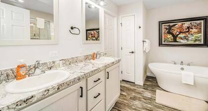 Four-season retreat with fireplace, firepit, grill, WiFi & central AC