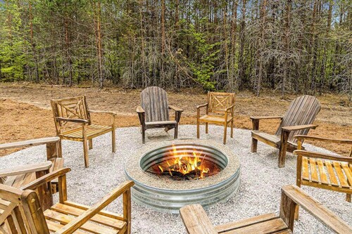 Four-season retreat with fireplace, firepit, grill, WiFi & central AC