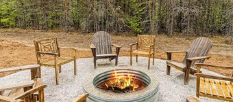 Four-season retreat with fireplace, firepit, grill, WiFi & central AC