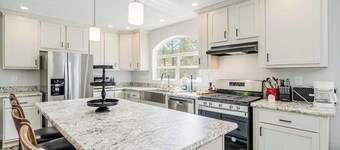 Four-season retreat with fireplace, firepit, grill, WiFi & central AC