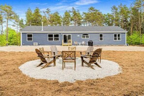 Terrace/patio - Four-season retreat with fireplace, firepit, grill, WiFi & central AC (Thompsonville)