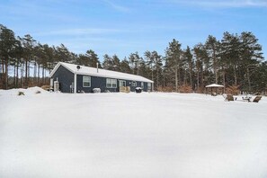 Exterior - Four-season retreat with fireplace, firepit, grill, WiFi & central AC (Thompsonville)