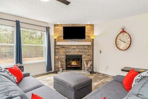 TV, fireplace, DVD player, offices - Four-season retreat with fireplace, firepit, grill, WiFi & central AC (Thompsonville)
