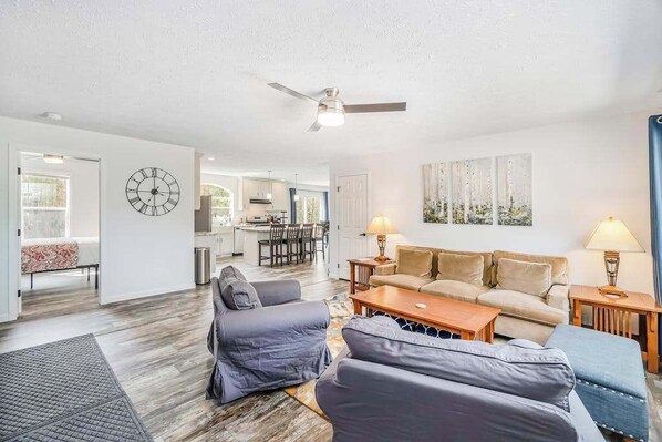 TV, fireplace, DVD player, offices - Four-season retreat with fireplace, firepit, grill, WiFi & central AC (Thompsonville)