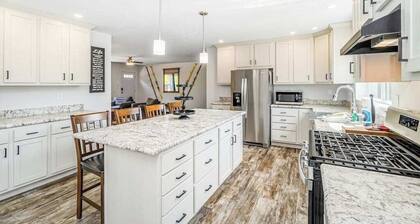 Four-season retreat with fireplace, firepit, grill, WiFi & central AC