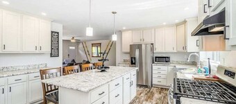 Four-season retreat with fireplace, firepit, grill, WiFi & central AC