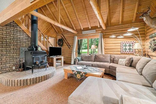The Log Cabin | House in Thompsonville walking distance to resort amenities