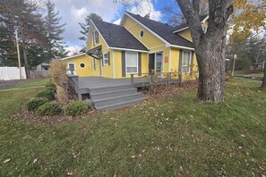 Exterior - Cottage on the canal to Burt Lake with large patio and space for boat (Indian River)