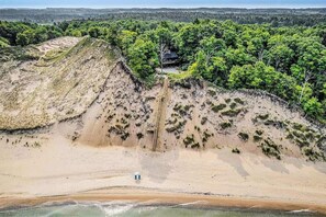 On the beach - Lakefront house on 5 acres with gorgeous lake views, private beach, kayaks (Manistee)