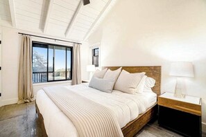 3 bedrooms, WiFi, bed sheets - Lakefront house on 5 acres with gorgeous lake views, private beach, kayaks (Manistee)