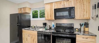 Private dog-friendly hideaway w/ firepit - close to Crystal Mountain