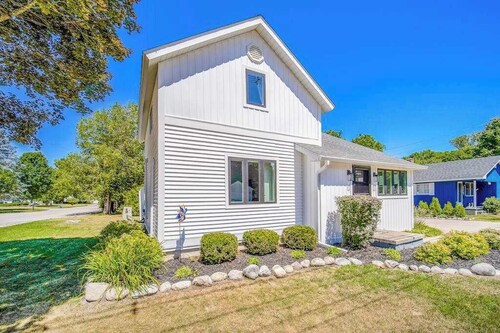 Dreamy Coastal Cottage W/ Free WiFi, Full Kitchen, & Large Deck - Walk to Town