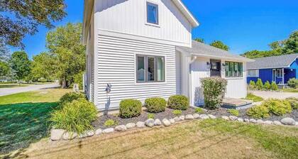 Dreamy Coastal Cottage W/ Free WiFi, Full Kitchen, & Large Deck - Walk to Town