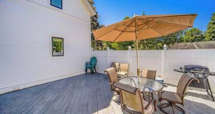 Dreamy Coastal Cottage W/ Free WiFi, Full Kitchen, & Large Deck - Walk to Town