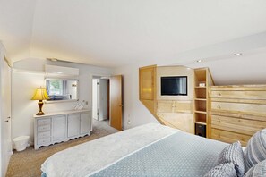 Unclassified image, 4 of 22, button - Dreamy Coastal Cottage W/ Free WiFi, Full Kitchen, & Large Deck - Walk to Town (Harbor Springs)