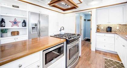 Dreamy Coastal Cottage W/ Free WiFi, Full Kitchen, & Large Deck - Walk to Town