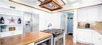Dreamy Coastal Cottage W/ Free WiFi, Full Kitchen, & Large Deck - Walk to Town