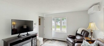 Dreamy Coastal Cottage W/ Free Wi-Fi, Full Kitchen, & Large Deck - Walk to Town