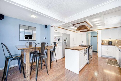 Dreamy Coastal Cottage W/ Free WiFi, Full Kitchen, & Large Deck - Walk to Town