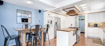 Dreamy Coastal Cottage W/ Free WiFi, Full Kitchen, & Large Deck - Walk to Town