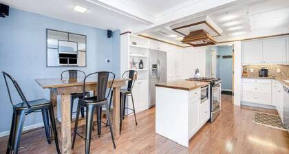 Dreamy Coastal Cottage W/ Free WiFi, Full Kitchen, & Large Deck - Walk to Town