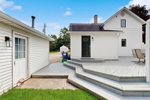 Unclassified image, 3 of 22, button - Dreamy Coastal Cottage W/ Free WiFi, Full Kitchen, & Large Deck - Walk to Town (Harbor Springs)