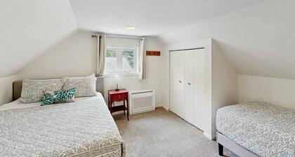Dreamy Coastal Cottage W/ Free Wi-Fi, Full Kitchen, & Large Deck - Walk to Town