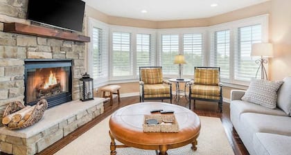 Wonderful Ski-in/Ski-out Townhome W/ Shared Pool, Free WiFi, & Modern Decor