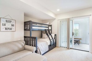 2 bedrooms, iron/ironing board, WiFi, bed sheets - Wonderful Ski-in/Ski-out Townhome W/ Shared Pool, Free WiFi, & Modern Decor (Thompsonville)