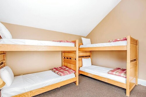 Homey condo w/ wood-burning fireplace, near hot tub and other resort amenities