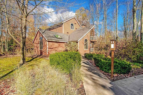 Homey condo w/ wood-burning fireplace, near hot tub and other resort amenities