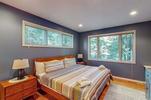 4 bedrooms, desk, WiFi, bed sheets - Luxury home with forest views, fireplace, deck, streaming, & washer/dryer (Glen Arbor)
