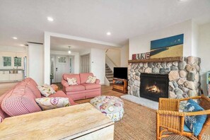TV, fireplace, DVD player, offices - Newly remodeled lake house with amazing views, dock, firepit & vibrant interior (Honor)
