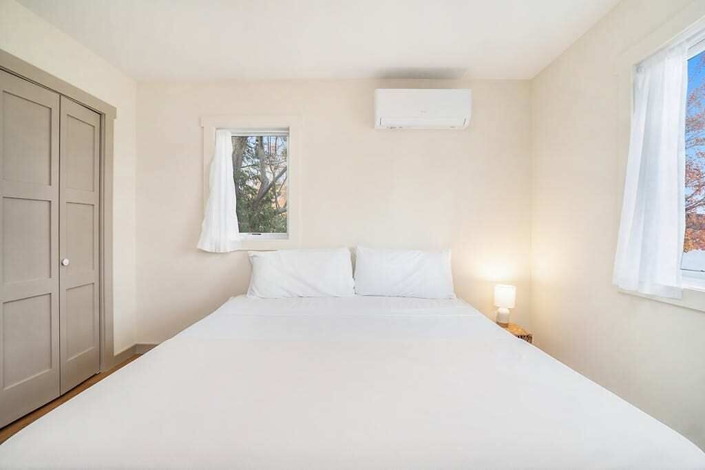3 bedrooms, desk, WiFi, bed sheets