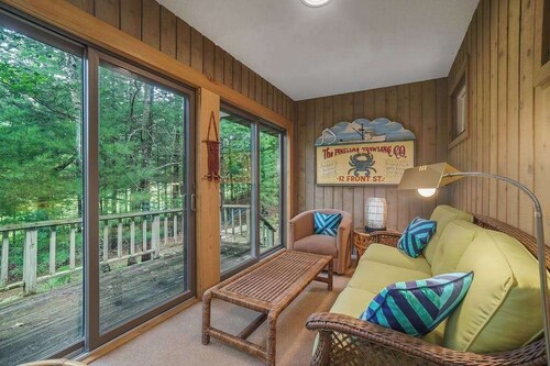 Single-level condo with a full kitchen, & washer/dryer