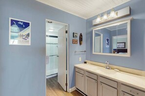 Shower, towels - Tasteful Glen Arbor condo with beautiful Lake Michigan views, deck & fireplaces (Glen Arbor)