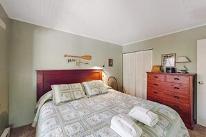 Tabla de planchar con plancha, wifi y ropa de cama
