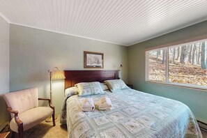 Iron/ironing board, WiFi, bed sheets - Tasteful Glen Arbor condo with beautiful Lake Michigan views, deck & fireplaces (Glen Arbor)