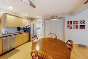 Fridge, microwave, oven, stovetop - Downtown home in Glen Arbor with central AC, fireplace & washer/dryer (Glen Arbor)
