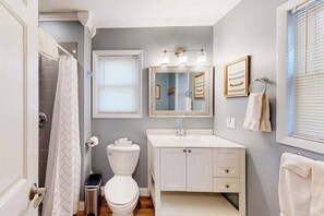 Shower, towels - Downtown home in Glen Arbor with central AC, fireplace & washer/dryer (Glen Arbor)