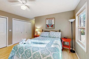 WiFi, bed sheets - Downtown home in Glen Arbor with central AC, fireplace & washer/dryer (Glen Arbor)
