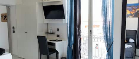 Luxury-Zimmer, 1 Doppelbett, Balkon, Stadtblick | Daunenbettdecken, Zimmersafe, Schreibtisch