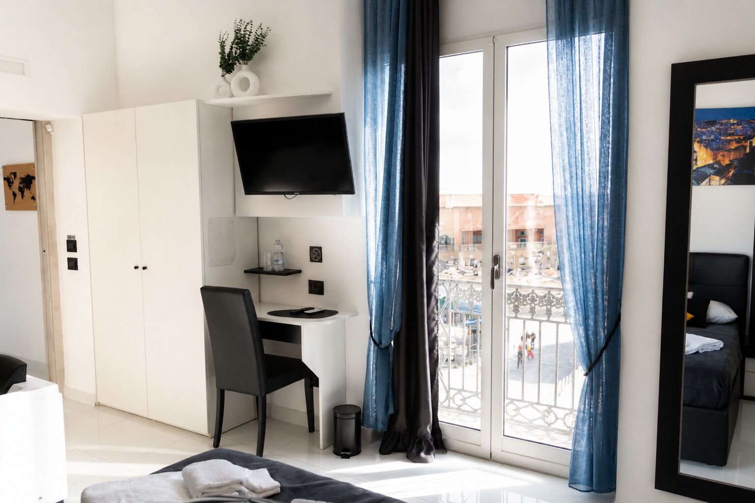 Camera Luxury, 1 letto matrimoniale, balcone, vista città | Copriletto in piuma, una cassaforte in camera, una scrivania
