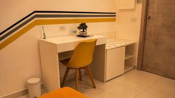 Habitación Confort | Edredones de plumas, caja fuerte, escritorio