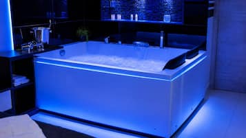 Luxury Room, 1 Double Bed, Balcony, City View | Private spa tub