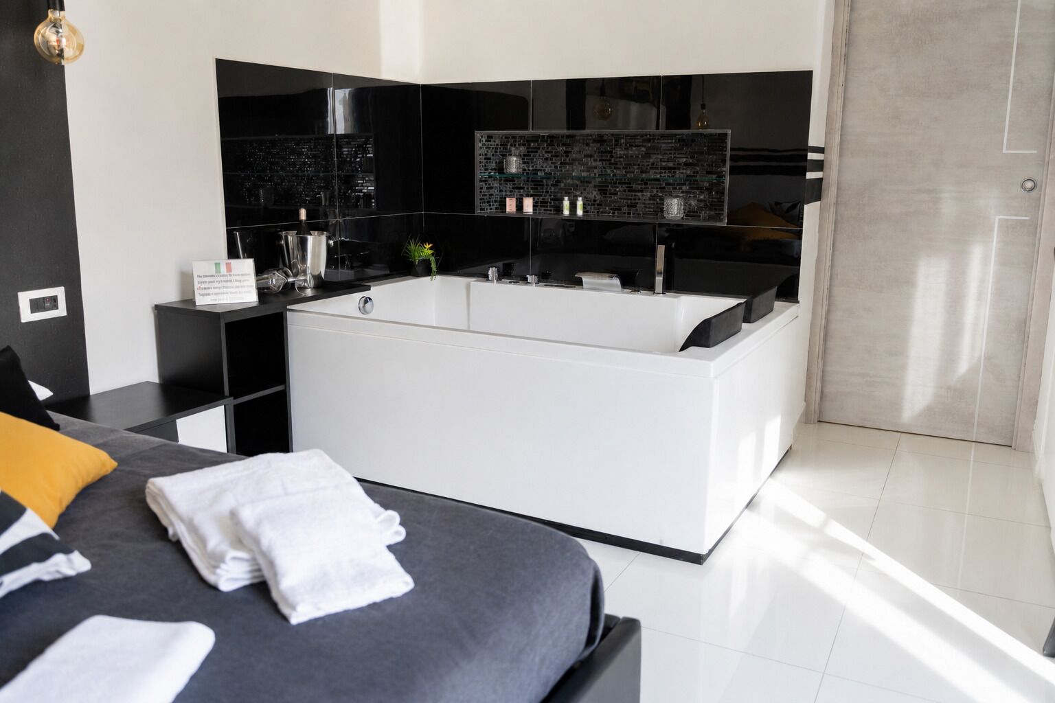 Luxury Room, 1 Double Bed, Balcony, City View | Private spa tub