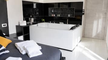 Luxury Room, 1 Double Bed, Balcony, City View | Private spa tub